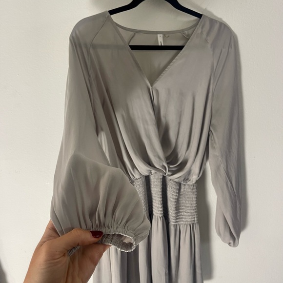 Gorgeous GLAM short light grey dress , small .v-neck , buttoned . Long sleeves - Picture 5 of 9
